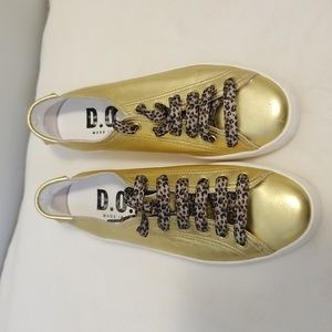 D.O.F made in Italy size European 37 seems to fit about a size 7 1/2 - 8